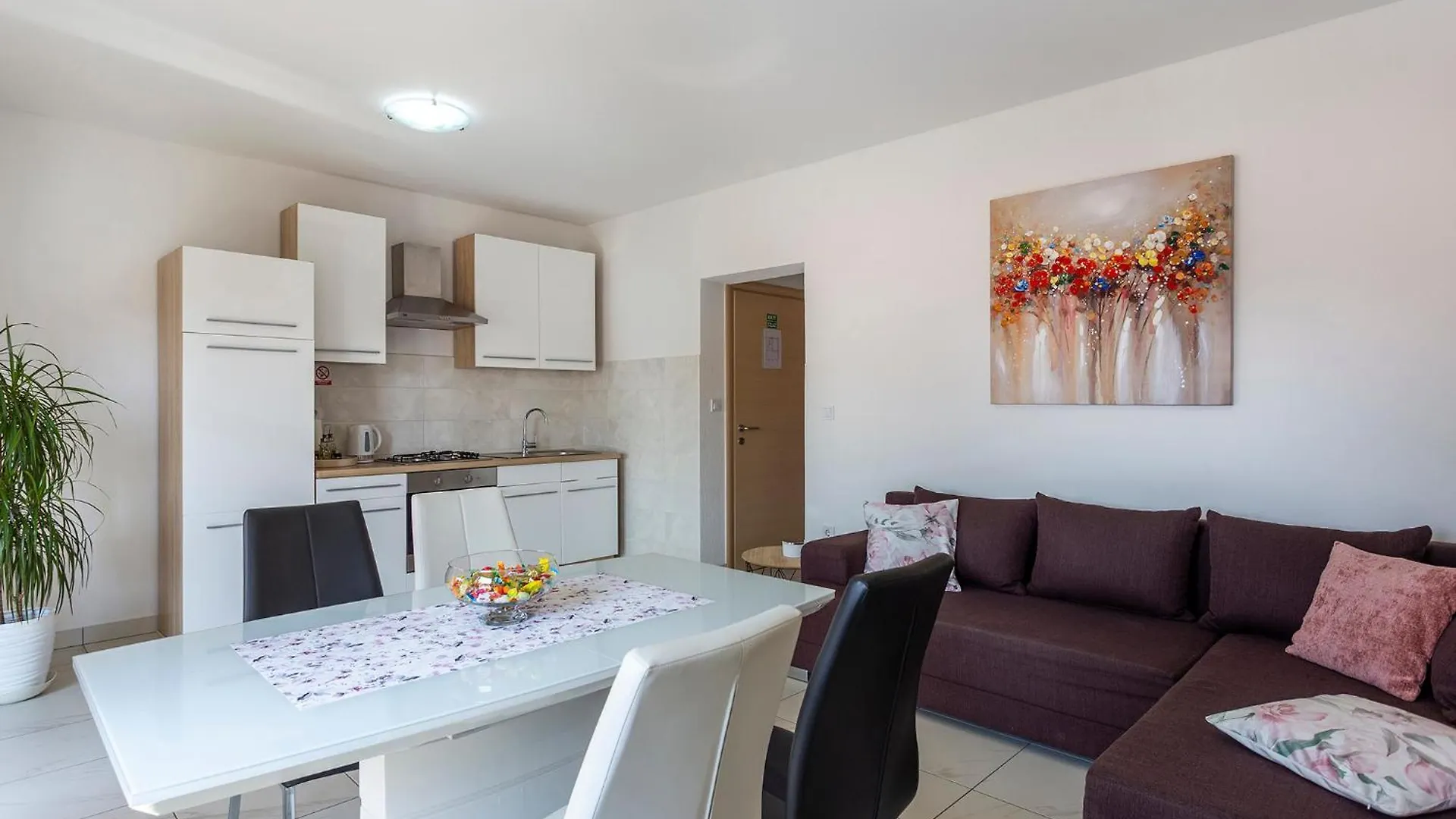 Apartments Tonka Near Beach And Sea Pula 3*,