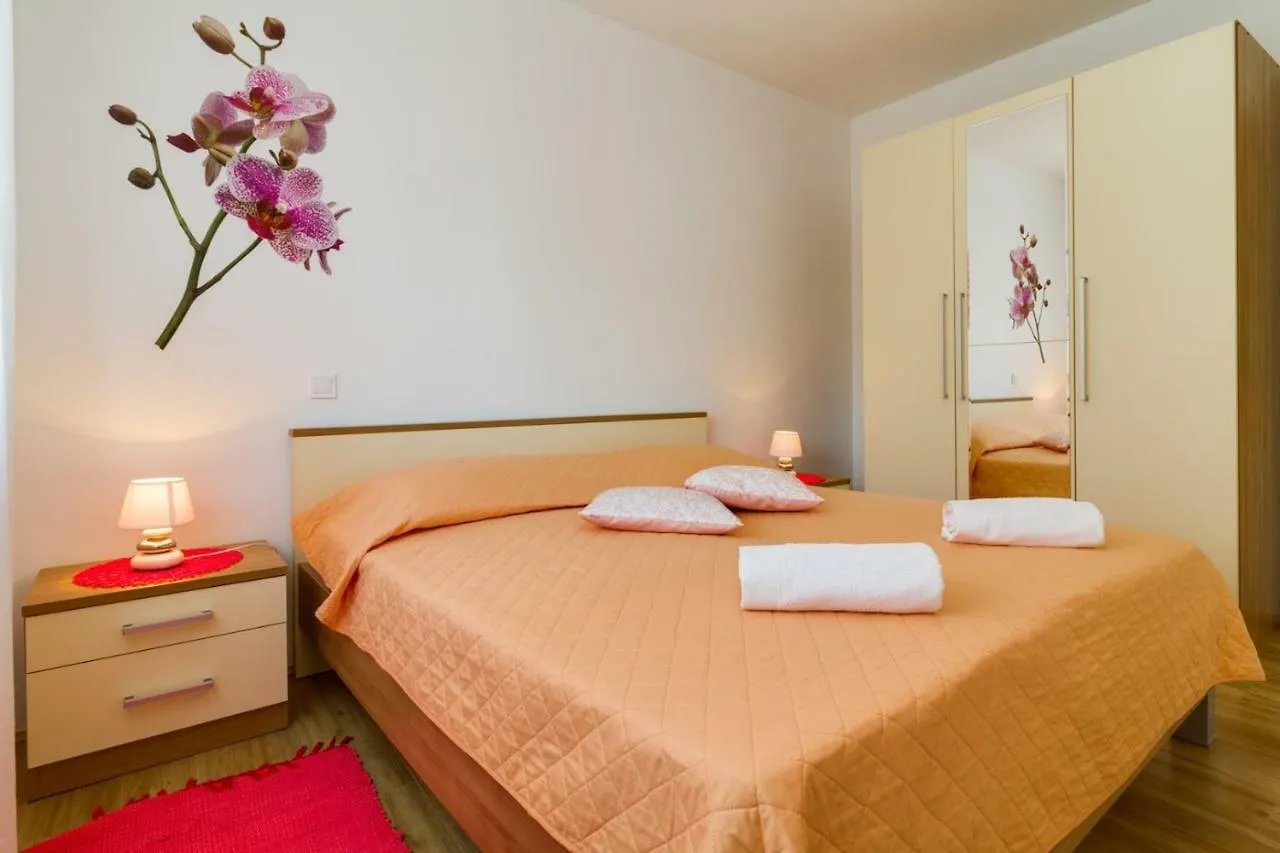 Apartments Tonka Near Beach And Sea Pula 3*,  Kroatien