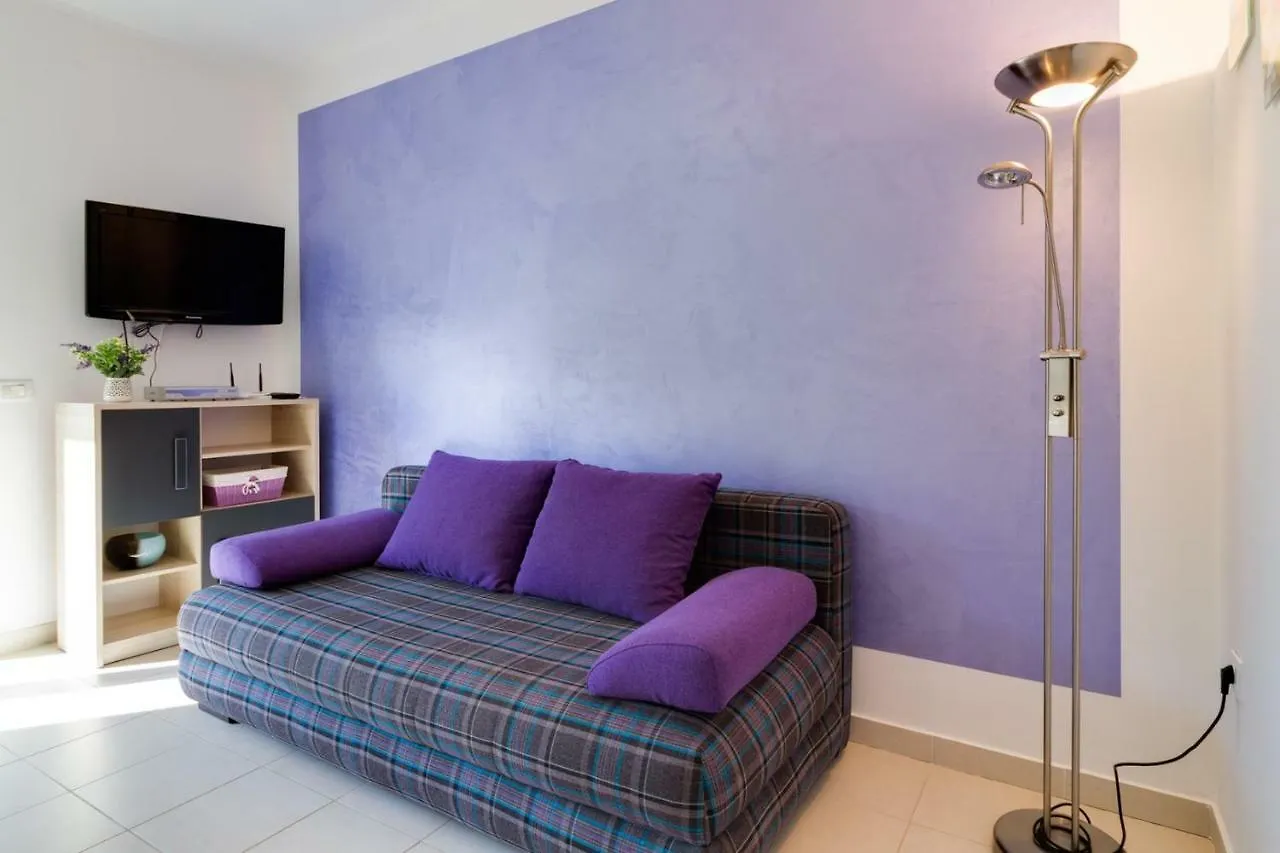 Apartments Tonka Near Beach And Sea Pula 3*,