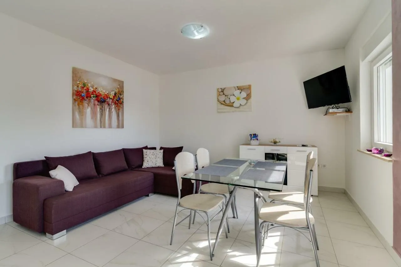 Apartments Tonka Near Beach And Sea Pula 3*,  Kroatien