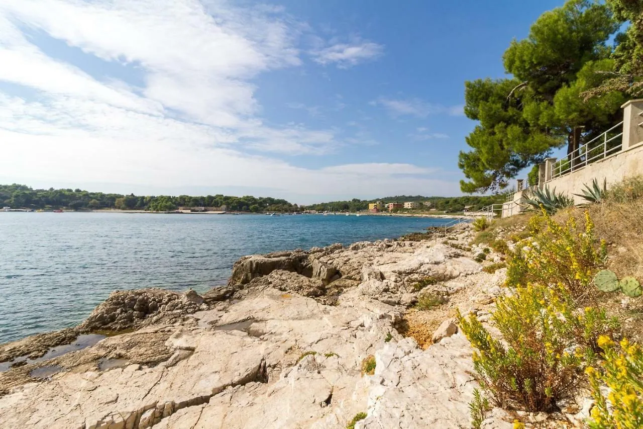 Apartments Tonka Near Beach And Sea Pula 3*,